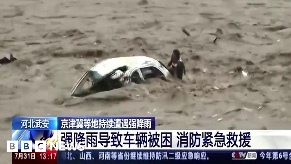 China floods: Man rescued from overturned car #chicomnews