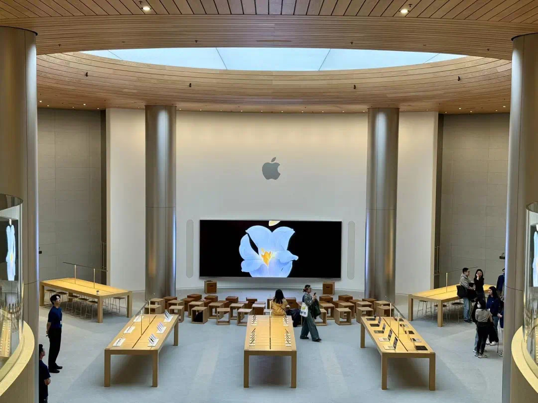 Tim Cook opens world’s second-largest Apple Store in Shanghai · TechNode #chicomnews