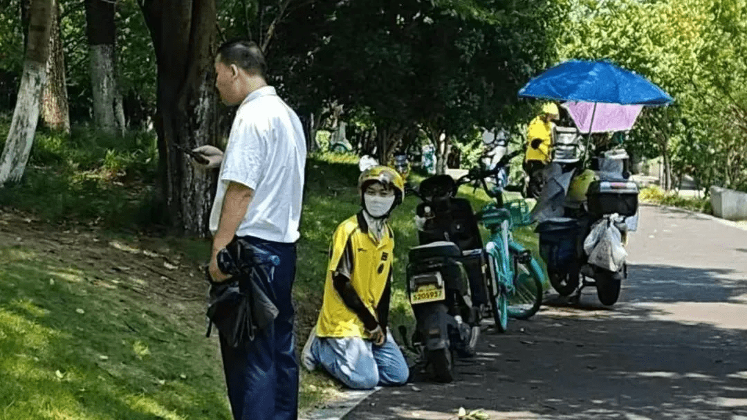 Kneeling Delivery Driver Sparks Protest and Reflection #chicomnews