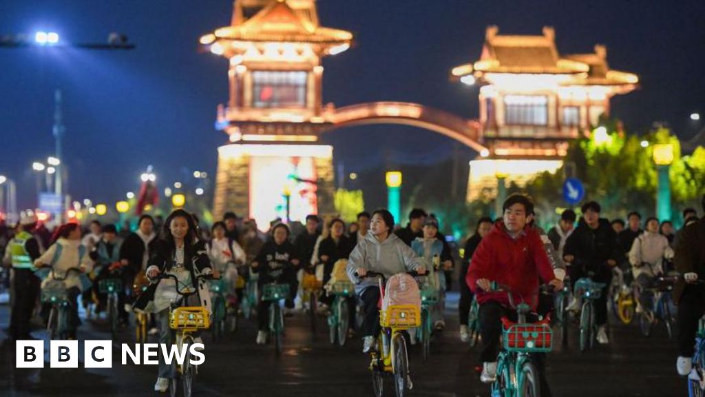 China roads blocked by thousands of cyclists in night quest for dumplings #chicomnews